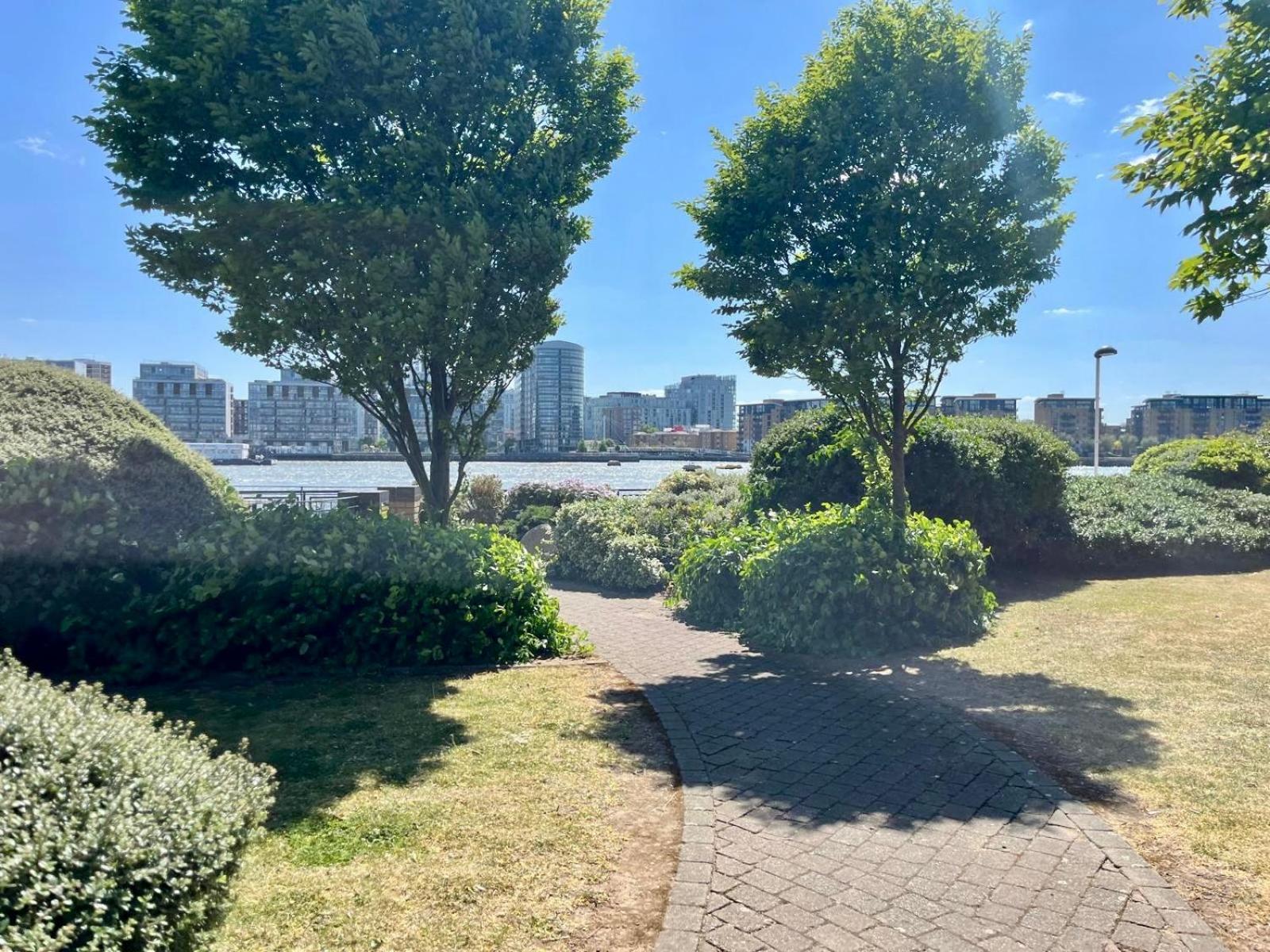 Riverside 1bd Near Canary Wharf Apartment *